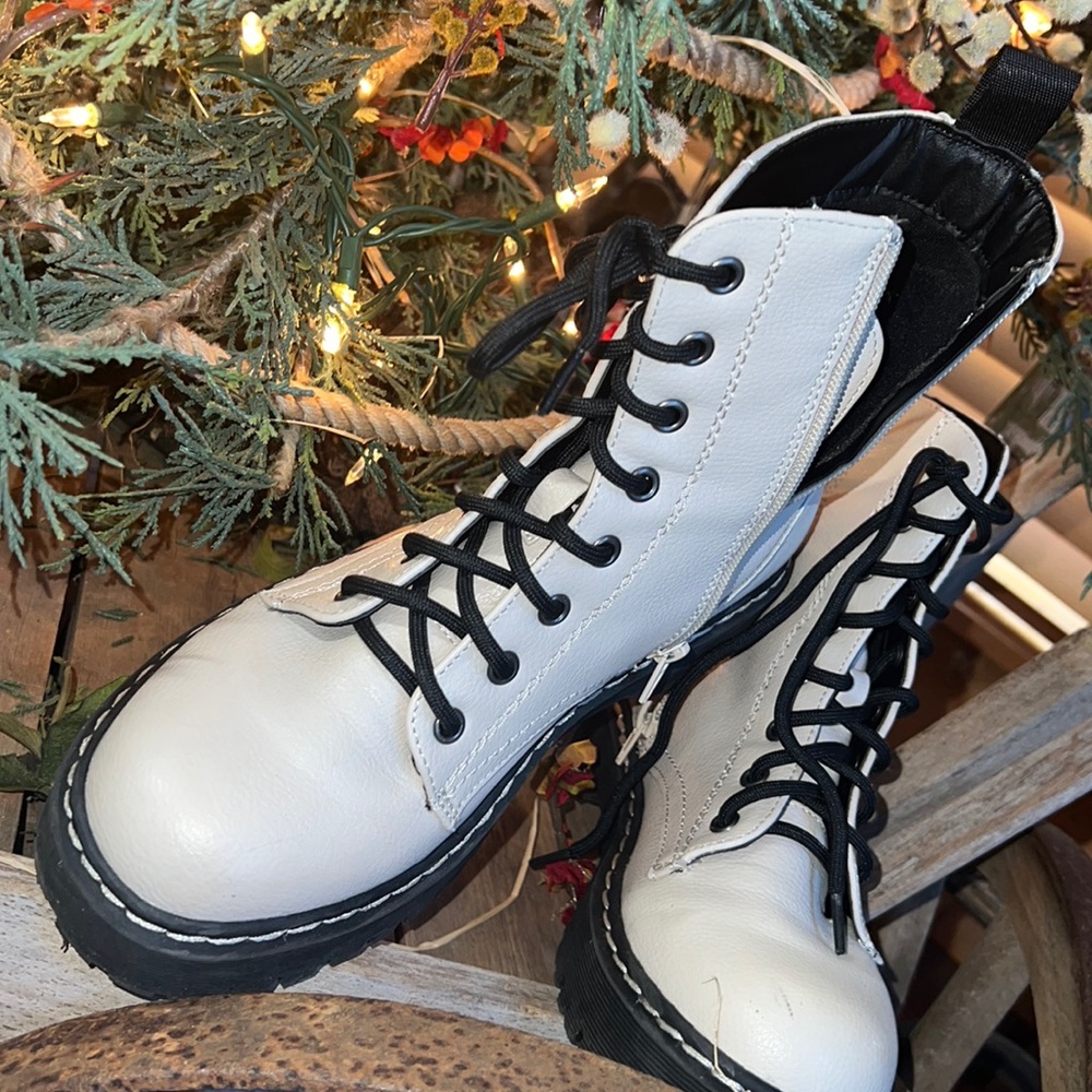 Amazing MOTO lace up boots Sz 8M